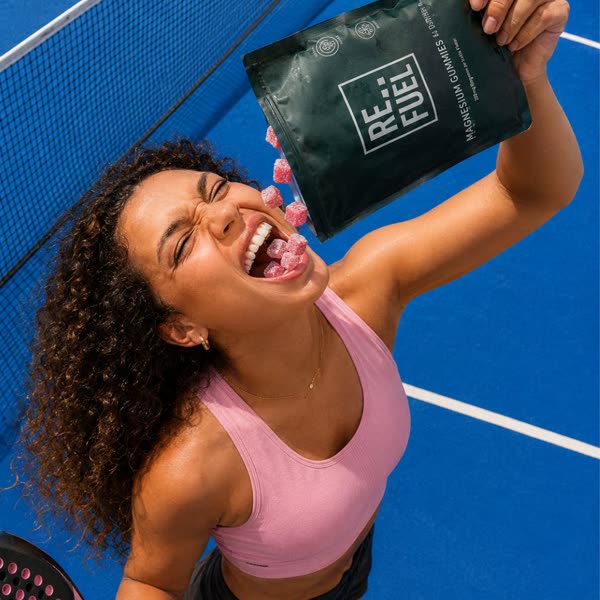 Speelster op de padelbaan met een zak creatine